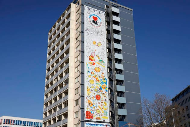 Corona_Riesenposter 02.04.2020, Chemnitz, Bahnhofstrasse Ecke Augustusburger Strasse, Riesenposter, Die Unternehmer René König (GERMENS artfashion) und Kai Schmidt (committo concept) möchten mit einem Kunst-Projekt in Kooperation mit Michael Fischer-Art und Kay Leo Leonhardt entsprechenden Optimismus vermitteln, jetzt zusammen zu stehen sowie nach der Corona-Krise den Neuanfang in allen Bereichen des Lebens erfolgreich zu meistern. Zeigen Sie als Unternehmer auch in schwierigen Zeiten gesellschaftliches Verantwortungsgefühl, Stabilität und Weitsicht. Mit der Gestaltung des Riesenposters, welches in der Chemnitzer Innenstadt angebracht wird, soll dieser Optimismus dem Bürger vermittelt werden. Mit den künstlerischen Entwürfen gestaltet das Label GERMENS zeitnah Hemden und Schals. Ein Teil der Verkaufserlöse dieser und weiterer Produk
