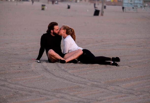April 2, 2020, Los Angeles, California, U.S: A couple kiss while watching the sunset in Venice Beach. Los Angeles County coronavirus cases surged past the 4,000 mark today, while health officials reported another 13 deaths and warned residents that wearing a mask. Los Angeles USA - ZUMAc68_ 20200402_zaf_c68_015 Copyright: xRingoxChiux