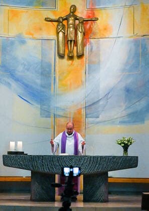 03.04.2020, xpsx, Lokal Offenbach, Online Gottestdienst St. Peter Corona Covid-19 v.l. Pfarrer Janusz Kirche, Gemeinde, Gottestdienst, Internet, Stream, Video, Online, Uebertragung, Live, Predigt, Gebet, Osterm, Offenbach Hessen Deutschland (DEU) St Peter