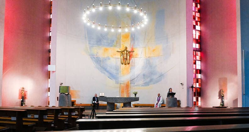 03.04.2020, xpsx, Lokal Offenbach, Online Gottestdienst St. Peter Corona Covid-19 v.l. Pfarrer Janusz Kirche, Gemeinde, Gottestdienst, Internet, Stream, Video, Online, Uebertragung, Live, Predigt, Gebet, Osterm, Offenbach Hessen Deutschland (DEU) St Peter