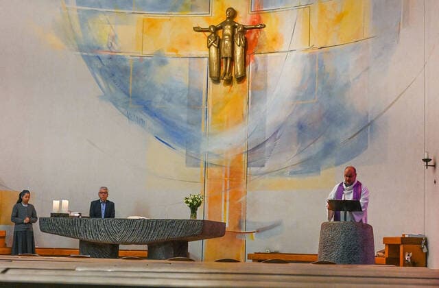 03.04.2020, xpsx, Lokal Offenbach, Online Gottestdienst St. Peter Corona Covid-19 v.l. Pfarrer Janusz Kirche, Gemeinde, Gottestdienst, Internet, Stream, Video, Online, Uebertragung, Live, Predigt, Gebet, Osterm, Offenbach Hessen Deutschland (DEU) St Peter