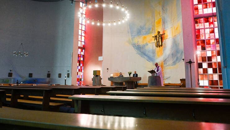 03.04.2020, xpsx, Lokal Offenbach, Online Gottestdienst St. Peter Corona Covid-19 v.l. Pfarrer Janusz Kirche, Gemeinde, Gottestdienst, Internet, Stream, Video, Online, Uebertragung, Live, Predigt, Gebet, Osterm, Offenbach Hessen Deutschland (DEU) St Peter