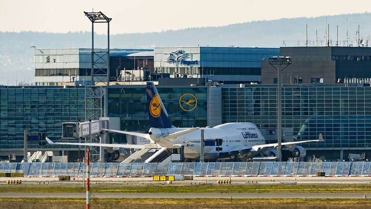 03.04.2020, xpsx, Lokal Frankfurt, Flughafen Frankfurt Lufthansa Flugzeuge Corona Covid-19 v.l. Flughafen, Flugzeug, Flugzeuge, A360, Boeing, Lufthansa, Logo, geparkt, stehend, Fraport, FRA,, Frankfurt Hessen Deutschland (DEU) Fraport