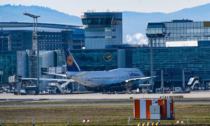 03.04.2020, xpsx, Lokal Frankfurt, Flughafen Frankfurt Lufthansa Flugzeuge Corona Covid-19 v.l. Flughafen, Flugzeug, Flugzeuge, A360, Boeing, Lufthansa, Logo, geparkt, stehend, Fraport, FRA,, Frankfurt Hessen Deutschland (DEU) Fraport