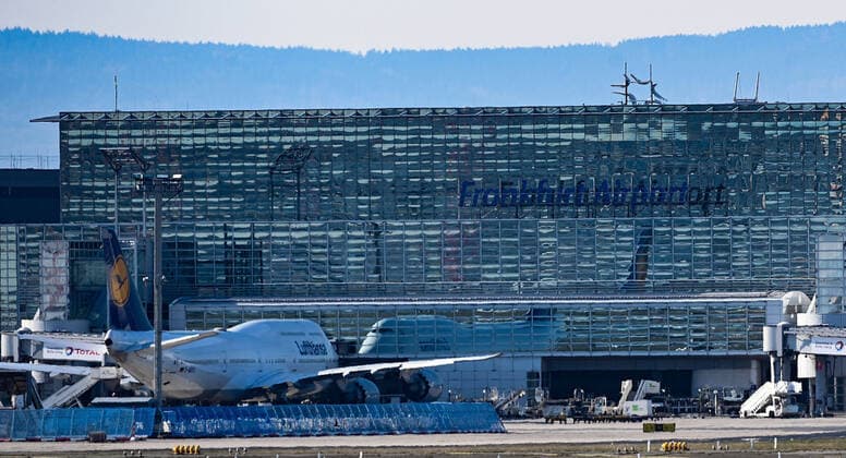 03.04.2020, xpsx, Lokal Frankfurt, Flughafen Frankfurt Lufthansa Flugzeuge Corona Covid-19 v.l. Flughafen, Flugzeug, Flugzeuge, A360, Boeing, Lufthansa, Logo, geparkt, stehend, Fraport, FRA,, Frankfurt Hessen Deutschland (DEU) Fraport