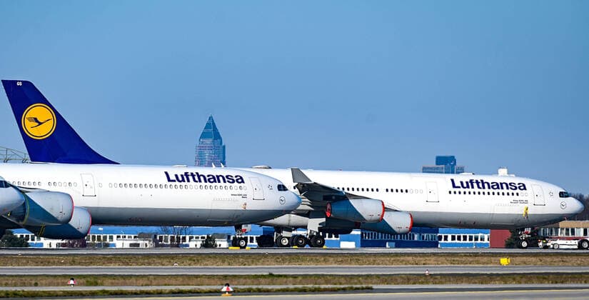 03.04.2020, xpsx, Lokal Frankfurt, Flughafen Frankfurt Lufthansa Flugzeuge Corona Covid-19 v.l. Flughafen, Flugzeug, Flugzeuge, A360, Boeing, Lufthansa, Logo, geparkt, stehend, Fraport, FRA, Messeturm Skyline, Frankfurt Hessen Deutschland (DEU) Fraport