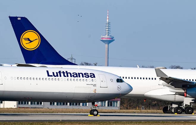 03.04.2020, xpsx, Lokal Frankfurt, Flughafen Frankfurt Lufthansa Flugzeuge Corona Covid-19 v.l. Flughafen, Flugzeug, Flugzeuge, A360, Boeing, Lufthansa, Logo, geparkt, stehend, Fraport, FRA,, Frankfurt Hessen Deutschland (DEU) Fraport