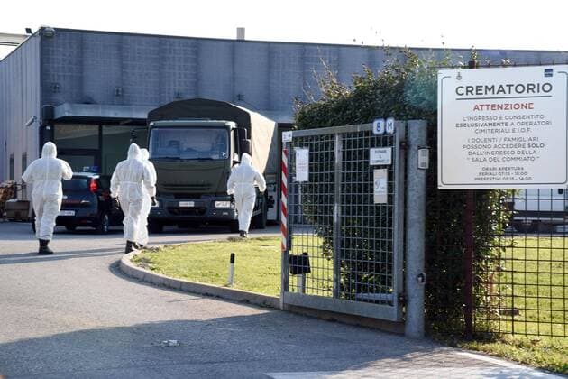Foto IPP LM Alessio Marini Padova 02 04 2020 emergenza coronavirus - camion dell esercito portano le salme delle vittime di covid 19 della bergamasca per la cremazione al Cimitero Maggiore di Padova Nella foto: Militari in tuta bianca per scaricare le Salme Italy Photo Press - World Copyright  0