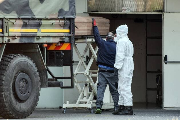 Foto IPP LM Alessio Marini Padova 02 04 2020 emergenza coronavirus - camion dell esercito portano le salme delle vittime di covid 19 della bergamasca per la cremazione al Cimitero Maggiore di Padova Nella foto: Militari in tuta bianca iniziano a scaricare le bare Italy Photo Press - World Copyright  0