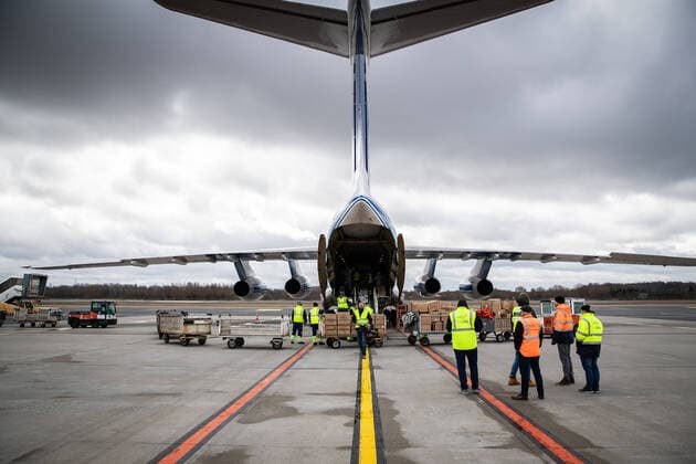 02.04.2020, Tallinn. Hiinast joudis transpordilennukiga Tallinna lennujaama 2,6 miljonit isikukaitsevahendit. A joint Estonian-Latvian order of 2.6 million pieces of personal protective equipment arrived in Tallinn from Shanghai, China. FOTO: MADIS VELTMAN POSTIMEES TALLINN HARJUMAA ESTONIA  Copyright: xMadisxVeltmanx