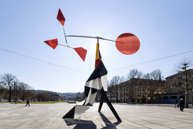 DEU, Deutschland, Baden-Württemberg, Stuttgart, 03.04.2020: Fußgängerzone Stuttgart Königstraße. Plastik von Alexander Calder: Crinkly avec disque rouge (1973) vor dem Kunstmuseum.