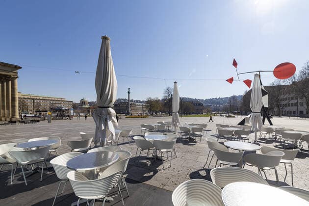 DEU, Deutschland, Baden-Württemberg, Stuttgart, 03.04.2020: Kunstmuseum an der Fußgängerzone Stuttgart Königstraße. Aufgrund einer Allgemeinverfügung bleiben die Läden geschlossen, Fußgänger sind nur vereinzelt unterwegs. Leeres Straßencafe am Schlossplatz. Plastik von Alexander Calder: Crinkly avec disque rouge (1973, rechts).