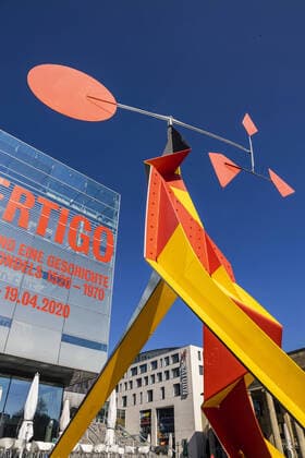 DEU, Deutschland, Baden-Württemberg, Stuttgart, 03.04.2020: Fußgängerzone Stuttgart Königstraße. Plastik von Alexander Calder: Crinkly avec disque rouge (1973) vor dem Kunstmuseum.