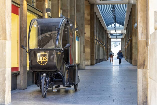DEU, Deutschland, Baden-Württemberg, Stuttgart, 03.04.2020: Lasten-Pedelecs. UPS Kuriere liefern per Elektro-Lastenrad.