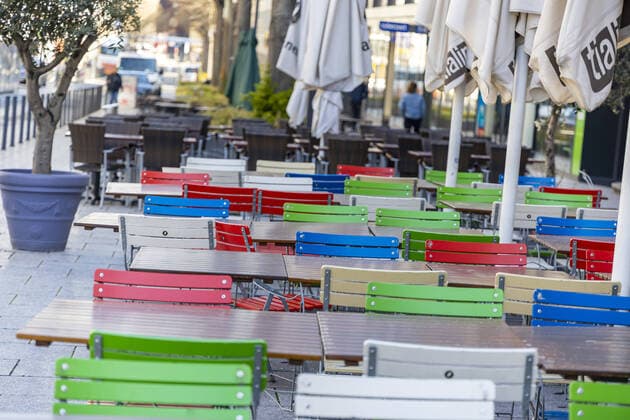 DEU, Deutschland, Baden-Württemberg, Stuttgart, 03.04.2020: Straßencafes sind aufgrund einer Allgemeinverfügung geschlossen, Fußgänger sind nur vereinzelt unterwegs. Leeres Straßencafe in Stuttgart. Auswirkungen der Corona-Krise.