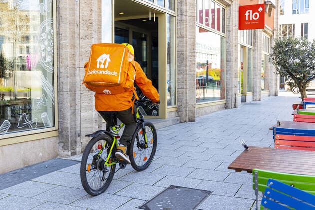DEU, Deutschland, Baden-Württemberg, Stuttgart, 03.04.2020: Gefragte Dienstleistung während der Corona-Krise. Fahrradkuriere des Lieferdienstes Lieferando verbuchen wegen geschlossener Restaurants steigende Umsätze.