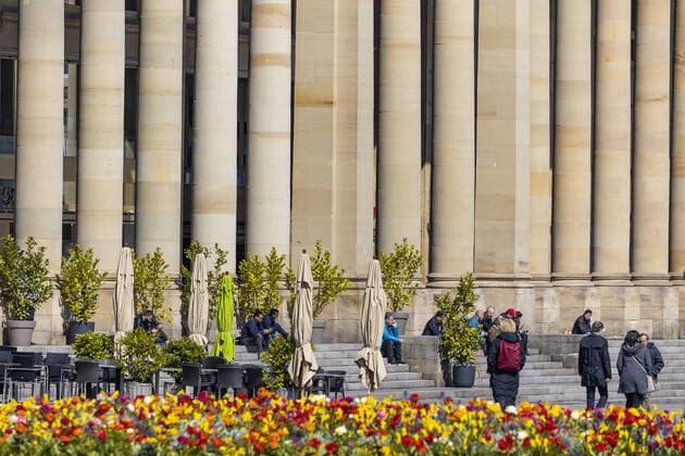 DEU, Deutschland, Baden-Württemberg, Stuttgart, 03.04.2020: Königsbau an der Fußgängerzone Stuttgart Königstraße. Aufgrund einer Allgemeinverfügung bleiben die Läden geschlossen, Fußgänger sind nur vereinzelt unterwegs. Leeres Straßencafe am Schlossplatz.