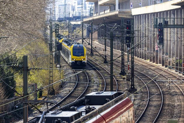 DEU, Deutschland, Baden-Württemberg, Stuttgart, 03.04.2020: Bahngleise am Rosensteinpark zum Hauptbahnhof Stuttgart.