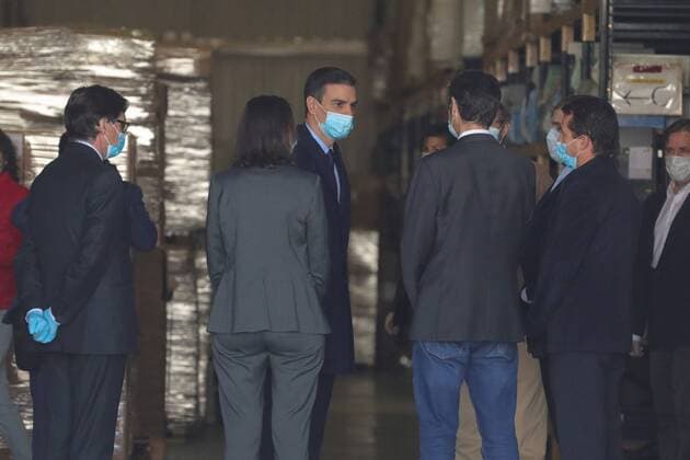 Spanish Prime Minister, Pedro Sanchez (3L), visits Hersill factory in Mostoles, Madrid, Spain, 03 April 2020. The company will be manufacturing a 100 ventilators per day in order to supply hospitals. The Government has signed a contract for a total of 5,000 ventilators to be supplied during the next weeks. Spanish PM visits ventilators factory !ACHTUNG: NUR REDAKTIONELLE NUTZUNG!  Copyright: xJuanJoxMartínx GRAF5133 20200403-637215164975954449