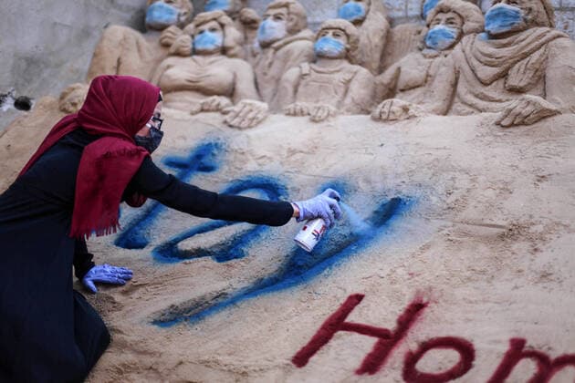 April 3, 2020, Gaza City, Gaza Strip, Palestinian Territory: A Palestinian artist Rana el-Ramlawi, 23, creates a sand sculpture stay home during awareness campaign about the spread of coronavirus disease (COVID-19), at her house Gaza city, on April 3, 2020. The United Nations has warned that a COVID-19 outbreak in Gaza could be disastrous, given the high poverty rates and weak health system in the coastal strip under Israeli blockade since 2007. Authorities in Gaza have said that more than 2,700 Palestinians are in home-isolation, mostly people who had returned from Egypt Gaza City Palestinian Territory - ZUMAap3_ 20200403_zaf_ap3_055 Copyright: xMahmoudxAjjourx