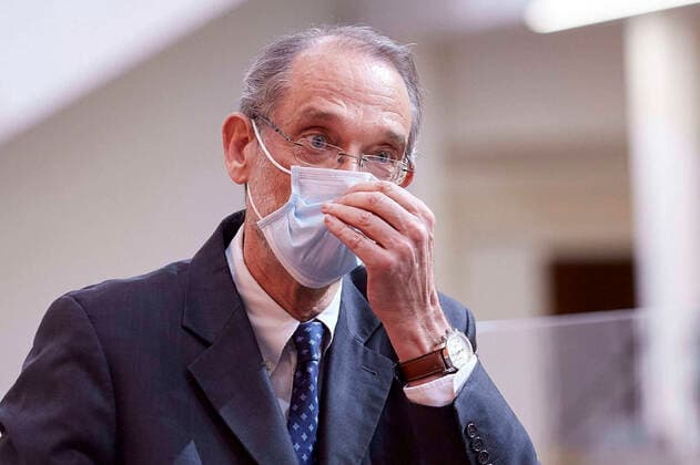 - Wien 03.04.2020 - Parlament Nationalrat Sondersitzung zum Coronavirus - Während der heutigen Sondersitzung wurden u.a. ein drittes Coronavirus-Pakets zur Bekämpfung der Pandemie sowie der wirtschaftlichen Folgen vom österreichischen Parlament beschlossen. Zudem wurden neue Hilfen für einkommensschwache Familien und Medien beschlossen. PHOTO: Bildungsminister Heinz Faßmann (ÖVP) mit Mund-Nasen-Schutz Maske. Vienna (AUSTRIA) - Parliament National Council special session on the corona virus - During today s special session, i.a. a third corona virus package to combat the pandemic and the economic consequences has been approved by the Austrian Parliament. In addition, new aid for low-income families and the media was decided. Nationalrat Sondersitzungzung Coronavirus