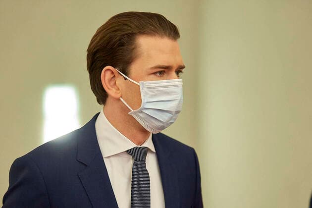 - Wien 03.04.2020 - Parlament Nationalrat Sondersitzung zum Coronavirus - Während der heutigen Sondersitzung wurden u.a. ein drittes Coronavirus-Pakets zur Bekämpfung der Pandemie sowie der wirtschaftlichen Folgen vom österreichischen Parlament beschlossen. Zudem wurden neue Hilfen für einkommensschwache Familien und Medien beschlossen. PHOTO: Bundeskanzler Sebastian Kurz (ÖVP) Vizekanzler Werner Kogler (GRÜNE) bei seiner Stellungnahme. Vienna (AUSTRIA) - Parliament National Council special session on the corona virus - During today s special session, i.a. a third corona virus package to combat the pandemic and the economic consequences has been approved by the Austrian Parliament. In addition, new aid for low-income families and the media was decided. Nationalrat Sondersitzungzung Coronavirus