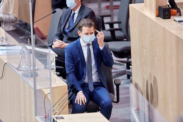 - Wien 03.04.2020 - Parlament Nationalrat Sondersitzung zum Coronavirus - Während der heutigen Sondersitzung wurden u.a. ein drittes Coronavirus-Pakets zur Bekämpfung der Pandemie sowie der wirtschaftlichen Folgen vom österreichischen Parlament beschlossen. Zudem wurden neue Hilfen für einkommensschwache Familien und Medien beschlossen. PHOTO: Bundeskanzler Sebastian Kurz (R ÖVP) stzte zwischenzeitlich seine Mund-Nasen-Schutz Maske ab. Links Bildungsminister Heinz Faßmann. Vienna (AUSTRIA) - Parliament National Council special session on the corona virus - During today s special session, i.a. a third corona virus package to combat the pandemic and the economic consequences has been approved by the Austrian Parliament. In addition, new aid for low-income families and the media was decided. Nationalrat Sondersitzungzung Coronavirus 