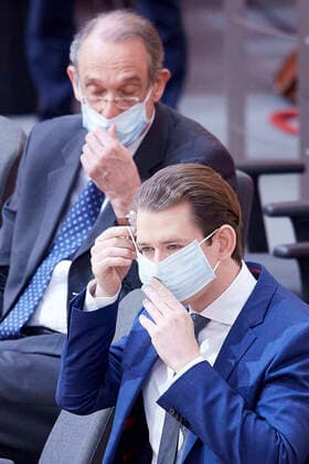 - Wien 03.04.2020 - Parlament Nationalrat Sondersitzung zum Coronavirus - Während der heutigen Sondersitzung wurden u.a. ein drittes Coronavirus-Pakets zur Bekämpfung der Pandemie sowie der wirtschaftlichen Folgen vom österreichischen Parlament beschlossen. Zudem wurden neue Hilfen für einkommensschwache Familien und Medien beschlossen. PHOTO: Bundeskanzler Sebastian Kurz (ÖVP) legt seine Mund-Nasen-Schutz Maske wieder an. Links Bildungsminister heinz Faßmann (ÖVP) Vienna (AUSTRIA) - Parliament National Council special session on the corona virus - During today s special session, i.a. a third corona virus package to combat the pandemic and the economic consequences has been approved by the Austrian Parliament. In addition, new aid for low-income families and the media was decided. Nationalrat Sondersitzungzung Coronavirus