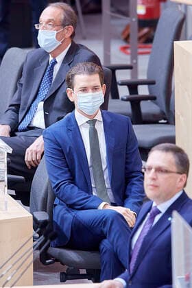 - Wien 03.04.2020 - Parlament Nationalrat Sondersitzung zum Coronavirus - Während der heutigen Sondersitzung wurden u.a. ein drittes Coronavirus-Pakets zur Bekämpfung der Pandemie sowie der wirtschaftlichen Folgen vom österreichischen Parlament beschlossen. Zudem wurden neue Hilfen für einkommensschwache Familien und Medien beschlossen. PHOTO: (v.L) Bildungsminister Heinz Faßmann (ÖVP) , Bundeskanzler Sebastian Kurz (ÖVP), Klubobmann August Wöginger (ÖVP). Vienna (AUSTRIA) - Parliament National Council special session on the corona virus - During today s special session, i.a. a third corona virus package to combat the pandemic and the economic consequences has been approved by the Austrian Parliament. In addition, new aid for low-income families and the media was decided. Nationalrat Sondersitzungzung Coronavirus