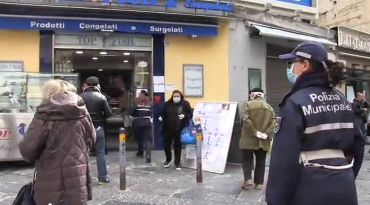 Coronavirus, Einwohner beim Einkaufen in Neapel foto IPP da video napoli 03-04-2020 nella foto numerose persone per le strade di napoli a fare la spesa nonostante i divieti a creare assembramenti in questo periodo di emergenza coronavirus  0