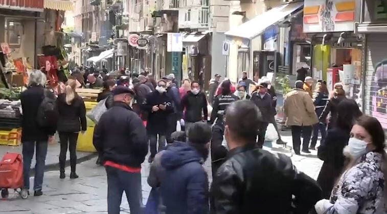 Coronavirus, Einwohner beim Einkaufen in Neapel foto IPP da video napoli 03-04-2020 nella foto numerose persone per le strade di napoli a fare la spesa nonostante i divieti a creare assembramenti in questo periodo di emergenza coronavirus  0