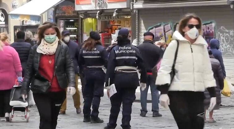 Coronavirus, Einwohner beim Einkaufen in Neapel foto IPP da video napoli 03-04-2020 nella foto numerose persone per le strade di napoli a fare la spesa nonostante i divieti a creare assembramenti in questo periodo di emergenza coronavirus  0