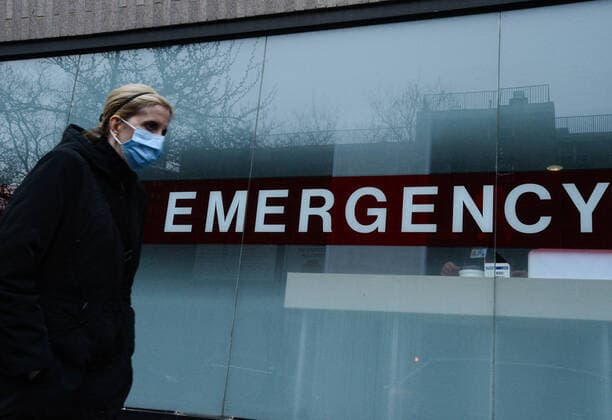 April 3, 2020, New York Manhattan, USA: Nurses protesting in front of the Hospital. The number of people infected In NYC is close the 50,000, as 10,590 patients, required hospitalization and death toll topped 1,500. 04 04 20 New York Manhattan Mount Sinai Hospital. New York Manhattan USA - ZUMAs252 20200403_znp_s252_011 Copyright: xMarcusxSantosx