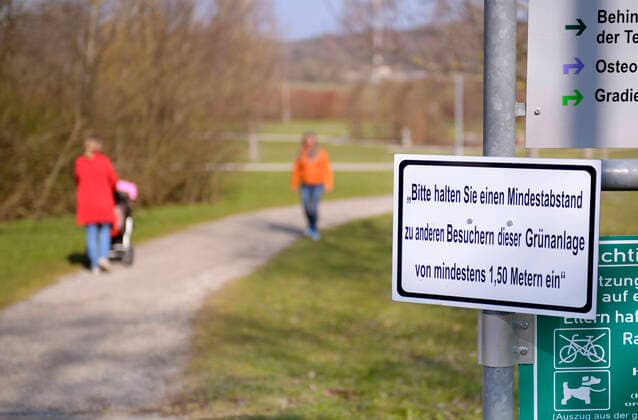 03.04.2020, Parkanlagen in Bad Wörishofen, Wegen der Corona-Pandemie soll man Abstand halten. Die Stadt hat ein Schild dazu aufgestellt: Bitte halten Sie einen Mindestabstand zu anderen Besuchern dieser Grünanlage von mindestens 1,50 Metern ein Verstöße kosten 150 Euro Bußgeld. 03.04.2020, Parks in Bad Wörishofen 03.04.2020, Parks in Bad Wörishofen