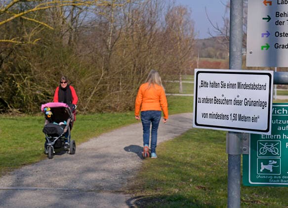 03.04.2020, Parkanlagen in Bad Wörishofen, Wegen der Corona-Pandemie soll man Abstand halten. Die Stadt hat ein Schild dazu aufgestellt: Bitte halten Sie einen Mindestabstand zu anderen Besuchern dieser Grünanlage von mindestens 1,50 Metern ein Verstöße kosten 150 Euro Bußgeld. 03.04.2020, Parks in Bad Wörishofen 03.04.2020, Parks in Bad Wörishofen