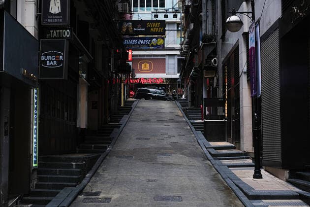 Coronavirus in China, Eindrücke aus Hongkong April 3, 2020, Hong Kong, China: An empty street scene is seen in Lan Kai Fong, Central, Hong Kong. The Hong Kong government has ordered a two-week shutdown of pubs and bars to tighten up the social-distancing rules. Hong Kong China - ZUMAt141 20200403_zap_t141_003 Copyright: xKeithxTsujix