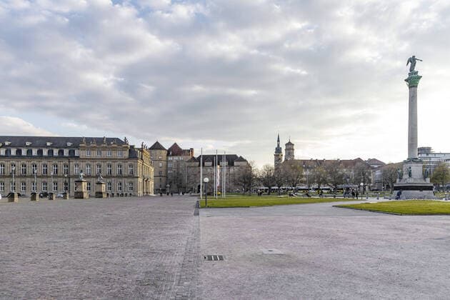 DEU, Deutschland, Baden-Württemberg, Stuttgart, 03.04.2020: Menschenleerer Schlossplatz Stuttgart. Von links Neues Schloss, Altes Schloss, Stiftskirche, Jubiläumssäule. Auswirkungen der Corona-Pandemie.