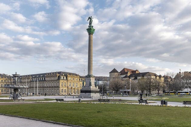 DEU, Deutschland, Baden-Württemberg, Stuttgart, 03.04.2020: Menschenleerer Schlossplatz Stuttgart. Von links Neues Schloss, Altes Schloss, Stiftskirche, zentral die Jubiläumssäule. Auswirkungen der Corona-Pandemie.