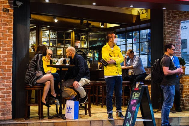 Coronavirus in China, Eindrücke aus Hongkong April 3, 2020, Hong Kong, China: People are seen drinking at the bar in Central, Hong Kong. The Hong Kong government has ordered a two-week shutdown of pubs and bars to tighten up the social-distancing rules. Hong Kong China - ZUMAt141 20200403_zap_t141_011 Copyright: xKeithxTsujix