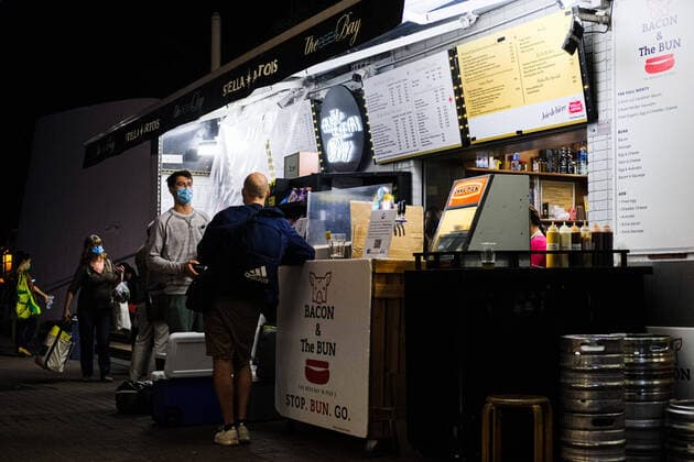 Coronavirus in China, Eindrücke aus Hongkong April 3, 2020, Hong Kong, China: People with a surgical face mask are seen outside the standing bar. The Hong Kong government has ordered a two-week shutdown of pubs and bars to tighten up the social-distancing rules. Hong Kong China - ZUMAt141 20200403_zap_t141_014 Copyright: xKeithxTsujix