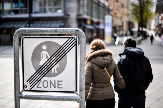Corona Krise, öffentliches Leben. Öffentliches Leben auf der stuttgarter Strassen. Es sind immer noch viele Menschen in den Fussgängerzone unterwegs. Hier: Königstrasse, stuttgarter Einkaufsstrasse Shoppingmeile Viele Geschäfte, Kneipen, Läden, Einrichtungen sind geschlossen. Auch die Anzahl der Öffentlichen Verkehrsmittel u. A. Stadtbahnen, S-Bahnen, DB Züge und Buse wurde reduziert. Menschenansammlungen von mehr als zwei Personen sind an öffentlichen Orten in Baden-Württemberg vorerst nicht mehr erlaubt. Stuttgart Baden-Wuerttemberg Deutschland Copyright: xMaxxKovalenkox