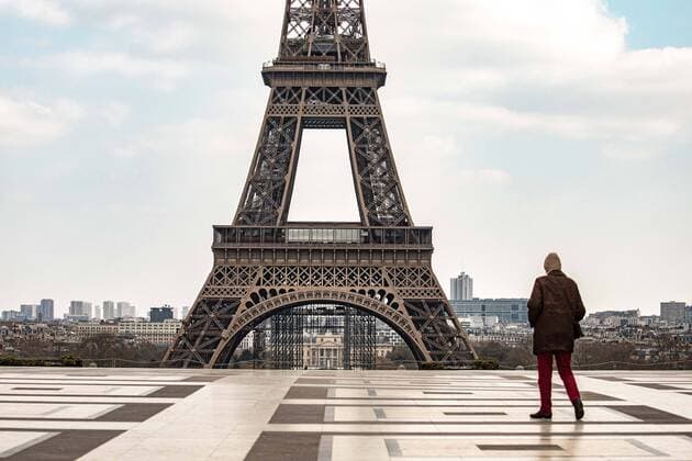 A woman walks ont the trocadero in front of the Eiffel tower during citizen movement restrictions and coronavirus containment measures in Paris, France, on April 02, 2020.  Copyright: xChristophexMorinx