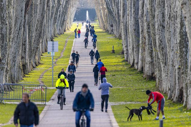 DEU, Deutschland, Baden-Württemberg, Stuttgart, 03.04.2020: Bei frühlingshaften Temperaturen bewegen sich viele Stuttgarter an der frischen Luft. Platanenallee im Unteren Schlossgarten.