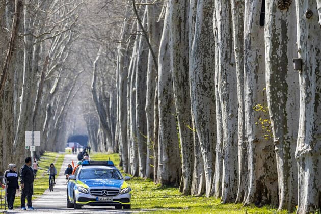 DEU, Deutschland, Baden-Württemberg, Stuttgart, 03.04.2020: Bei frühlingshaften Temperaturen bewegen sich viele Stuttgarter an der frischen Luft. Platanenallee im Unteren Schlossgarten. Polizeistreifen achten darauf, dass sich die Spaziergänger an die Regeln der Corona-Verordnung halten.
