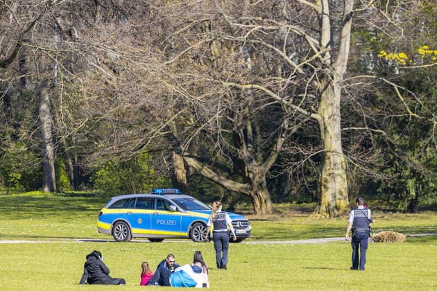 DEU, Deutschland, Baden-Württemberg, Stuttgart, 03.04.2020: Bei frühlingshaften Temperaturen bewegen sich viele Stuttgarter an der frischen Luft. Platanenallee im Unteren Schlossgarten. Polizeistreifen achten darauf, dass sich die Spaziergänger an die Regeln der Corona-Verordnung halten.