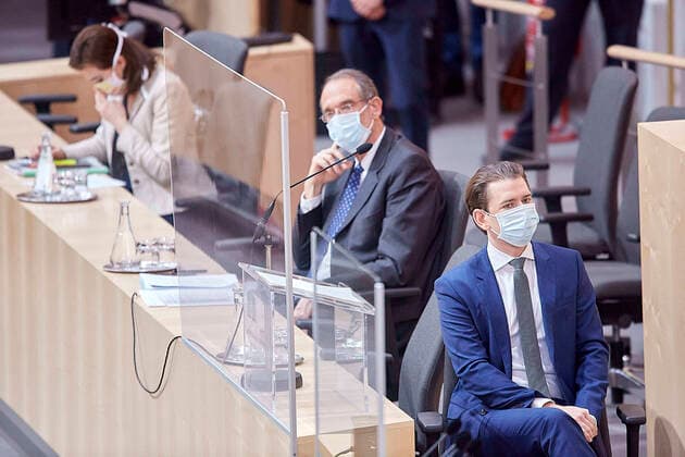 - Wien 03.04.2020 - Parlament Nationalrat Sondersitzung zum Coronavirus - Während der heutigen Sondersitzung wurden u.a. ein drittes Coronavirus-Pakets zur Bekämpfung der Pandemie sowie der wirtschaftlichen Folgen vom österreichischen Parlament beschlossen. Zudem wurden neue Hilfen für einkommensschwache Familien und Medien beschlossen. PHOTO: Bundeskanzler Sebastian Kurz (R ÖVP) und Bildungsminister Heinz Faßmann (M ÖVP) und Justizministerin Alma Zadic (L Grüne) mit Mund-Nasen-Schutz Maske Vienna (AUSTRIA) - Parliament National Council special session on the corona virus - During today s special session, i.a. a third corona virus package to combat the pandemic and the economic consequences has been approved by the Austrian Parliament. In addition, new aid for low-income families and the media was decided. Nationalrat Sondersitzun 