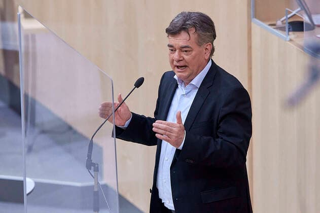 - Wien 03.04.2020 - Parlament Nationalrat Sondersitzung zum Coronavirus - Während der heutigen Sondersitzung wurden u.a. ein drittes Coronavirus-Pakets zur Bekämpfung der Pandemie sowie der wirtschaftlichen Folgen vom österreichischen Parlament beschlossen. Zudem wurden neue Hilfen für einkommensschwache Familien und Medien beschlossen. PHOTO: Vizekanzler Werner Kogler (GRÜNE) bei seiner Stellungnahme, hinter einer Glasfront, wo die Mund-Nasen-Schutz Maske nicht getragen wurde. Vienna (AUSTRIA) - Parliament National Council special session on the corona virus - During today s special session, i.a. a third corona virus package to combat the pandemic and the economic consequences has been approved by the Austrian Parliament. In addition, new aid for low-income families and the media was decided. Nationalrat Sondersitzungzung Corona 