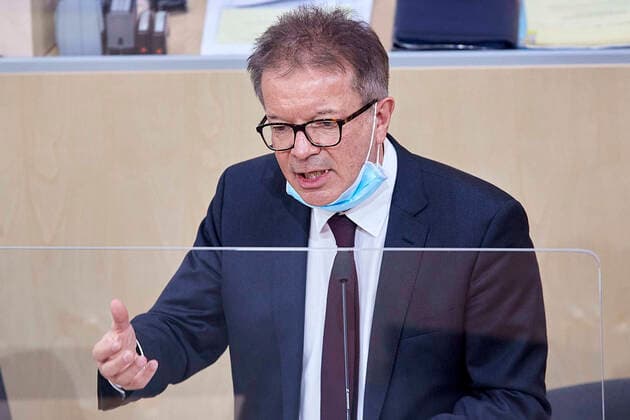 - Wien 03.04.2020 - Parlament Nationalrat Sondersitzung zum Coronavirus - Während der heutigen Sondersitzung wurden u.a. ein drittes Coronavirus-Pakets zur Bekämpfung der Pandemie sowie der wirtschaftlichen Folgen vom österreichischen Parlament beschlossen. Zudem wurden neue Hilfen für einkommensschwache Familien und Medien beschlossen. PHOTO: Gesundheitsminister Rudolf Anschober (GRÜNE) mit, ohne Mund-Nasen-Schutz Maske bei seiner Stellungnahme. Vienna (AUSTRIA) - Parliament National Council special session on the corona virus - During today s special session, i.a. a third corona virus package to combat the pandemic and the economic consequences has been approved by the Austrian Parliament. In addition, new aid for low-income families and the media was decided. Nationalrat Sondersitzungzung Coronavirus