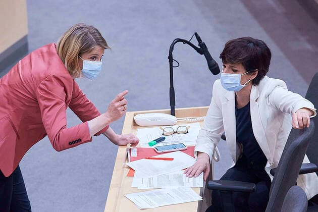 - Wien 03.04.2020 - Parlament Nationalrat Sondersitzung zum Coronavirus - Während der heutigen Sondersitzung wurden u.a. ein drittes Coronavirus-Pakets zur Bekämpfung der Pandemie sowie der wirtschaftlichen Folgen vom österreichischen Parlament beschlossen. Zudem wurden neue Hilfen für einkommensschwache Familien und Medien beschlossen. PHOTO: (v.L.) NEOS-Chefin Beate Meinl-Reisinger im Gespräch mit SPÖ-Vorsitzende Pamela Rendi-Wagner, beide mit Mund-Nasen-Schutz Masken. Vienna (AUSTRIA) - Parliament National Council special session on the corona virus - During today s special session, i.a. a third corona virus package to combat the pandemic and the economic consequences has been approved by the Austrian Parliament. In addition, new aid for low-income families and the media was decided. Nationalrat Sondersitzungzung Coronavirus * 