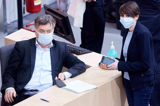 - Wien 03.04.2020 - Parlament Nationalrat Sondersitzung zum Coronavirus - Während der heutigen Sondersitzung wurden u.a. ein drittes Coronavirus-Pakets zur Bekämpfung der Pandemie sowie der wirtschaftlichen Folgen vom österreichischen Parlament beschlossen. Zudem wurden neue Hilfen für einkommensschwache Familien und Medien beschlossen. PHOTO: Vizekanzler Werner Kogler (L GRÜNE) im Gespräch mit der Grünen Klubobfrau Sigrid Maurer. Vienna (AUSTRIA) - Parliament National Council special session on the corona virus - During today s special session, i.a. a third corona virus package to combat the pandemic and the economic consequences has been approved by the Austrian Parliament. In addition, new aid for low-income families and the media was decided. Nationalrat Sondersitzungzung Coronavirus